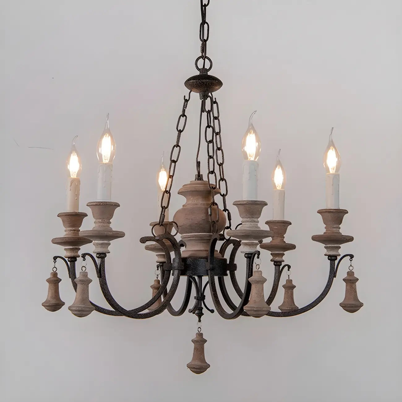 Lustre rustique de style campagnard en bois brun à 6 lumières, de type candélabre.