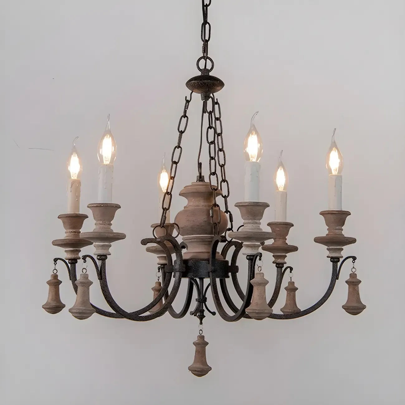 Lustre rustique de style campagnard en bois brun à 6 lumières, de type candélabre.