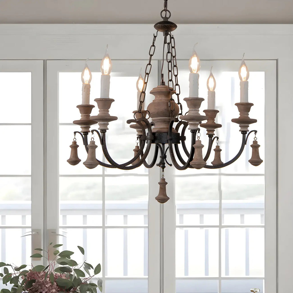 Lustre rustique de style campagnard en bois brun à 6 lumières, de type candélabre.