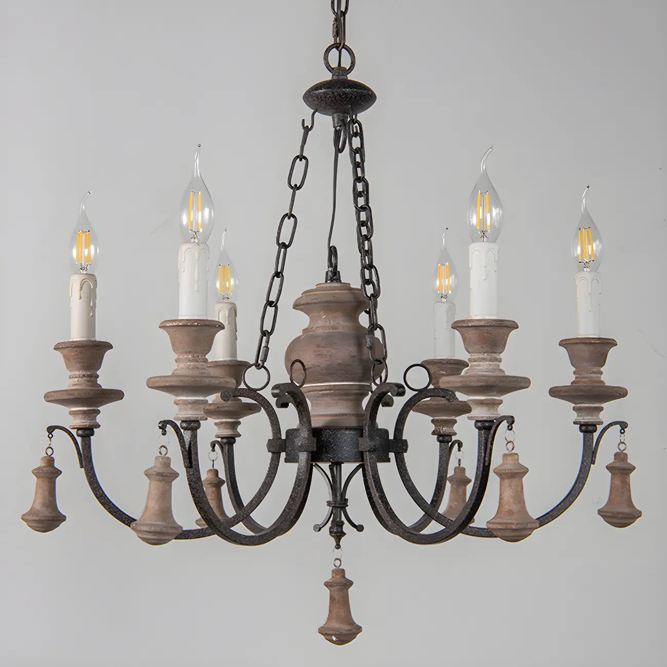 Lustre rustique de style campagnard en bois brun à 6 lumières, de type candélabre.