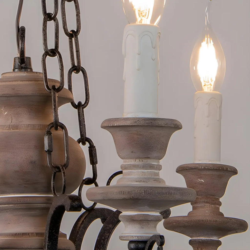 Lustre rustique de style campagnard en bois brun à 6 lumières, de type candélabre.