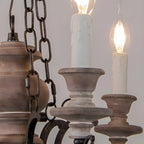 Lustre rustique de style campagnard en bois brun à 6 lumières, de type candélabre.