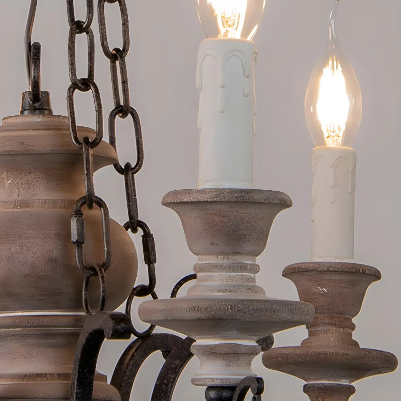 Lustre rustique de style campagnard en bois brun à 6 lumières, de type candélabre.