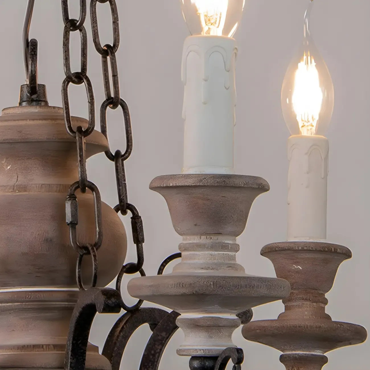 Lustre rustique de style campagnard en bois brun à 6 lumières, de type candélabre.