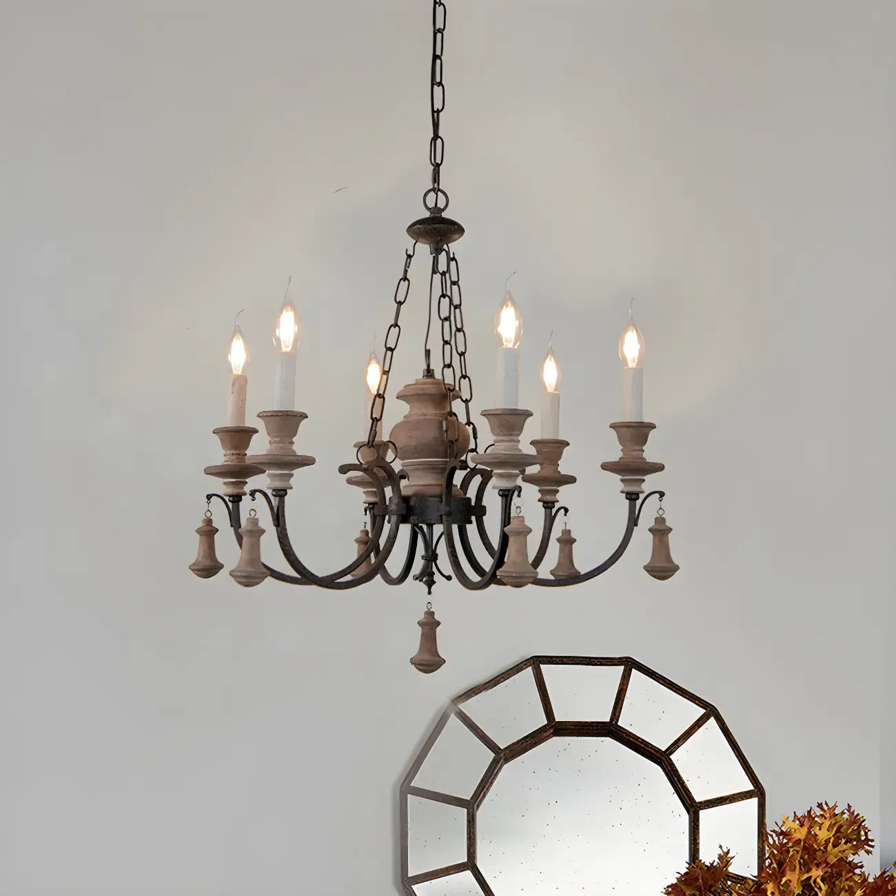Lustre rustique de style campagnard en bois brun à 6 lumières, de type candélabre.