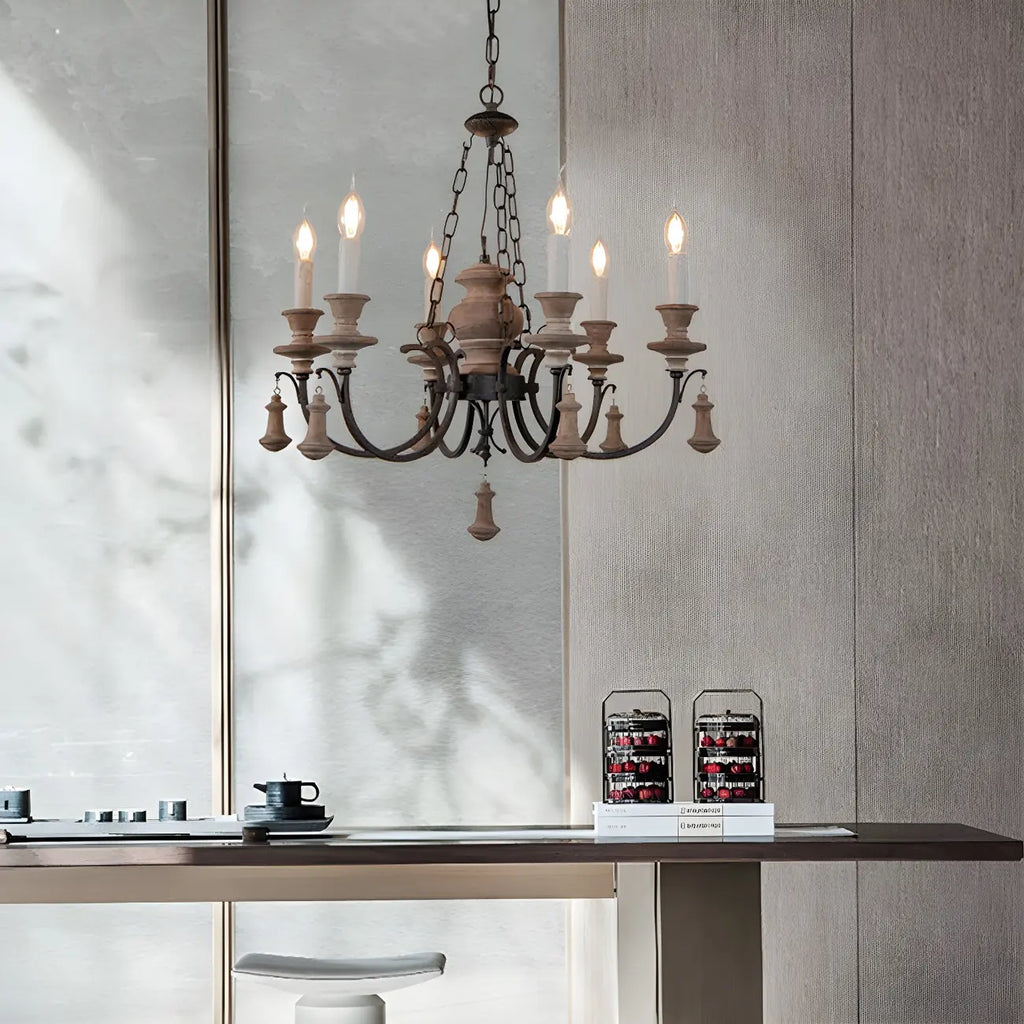 Lustre rustique de style campagnard en bois brun à 6 lumières, de type candélabre.