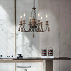 Lustre rustique de style campagnard en bois brun à 6 lumières, de type candélabre.