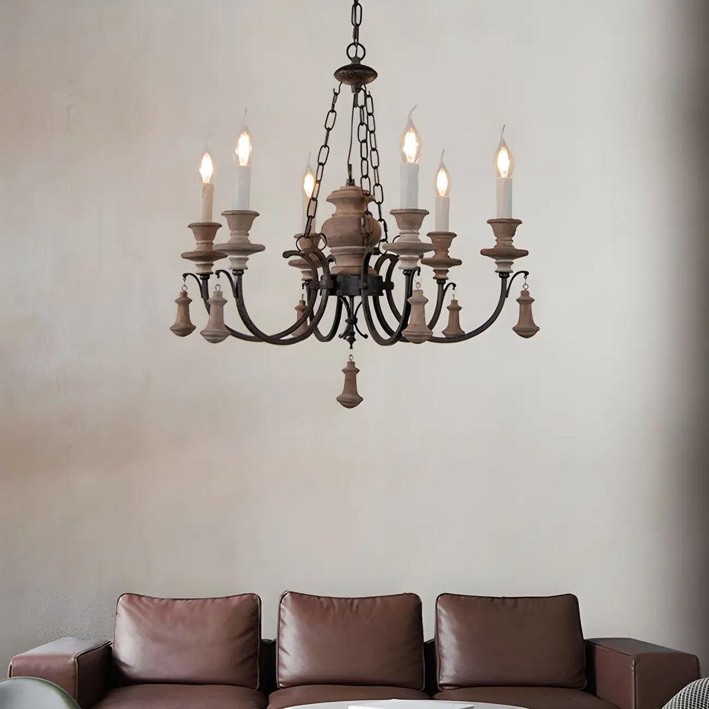 Lustre rustique de style campagnard en bois brun à 6 lumières, de type candélabre.
