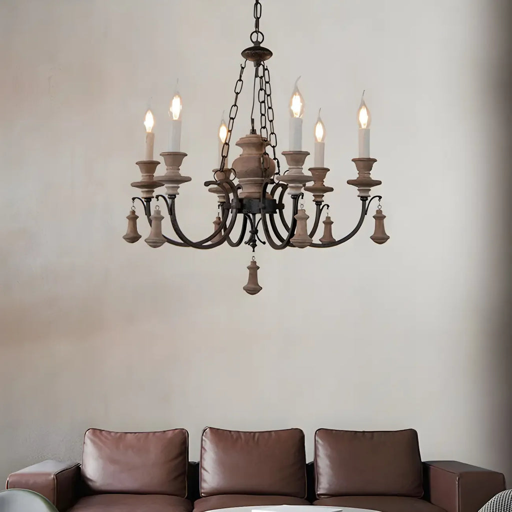 Lustre rustique de style campagnard en bois brun à 6 lumières, de type candélabre.