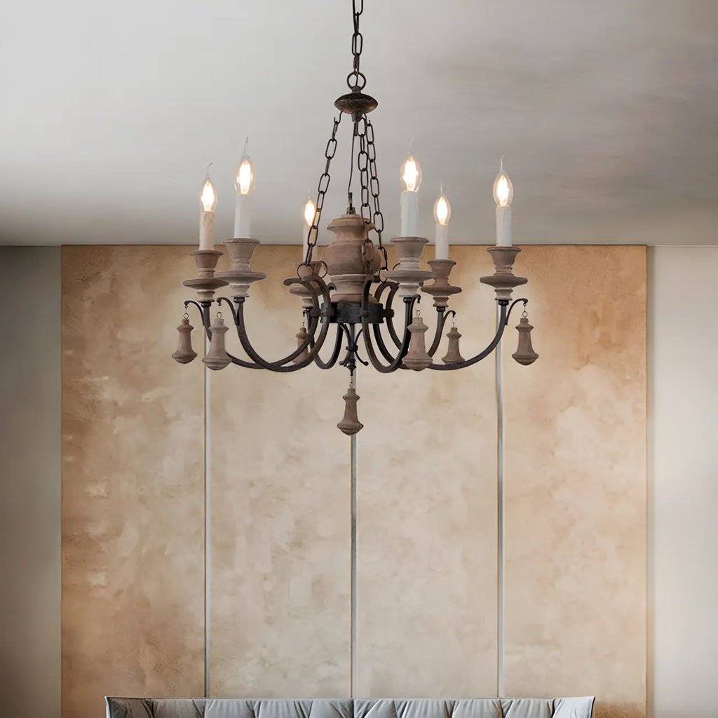 Lustre rustique de style campagnard en bois brun à 6 lumières, de type candélabre.