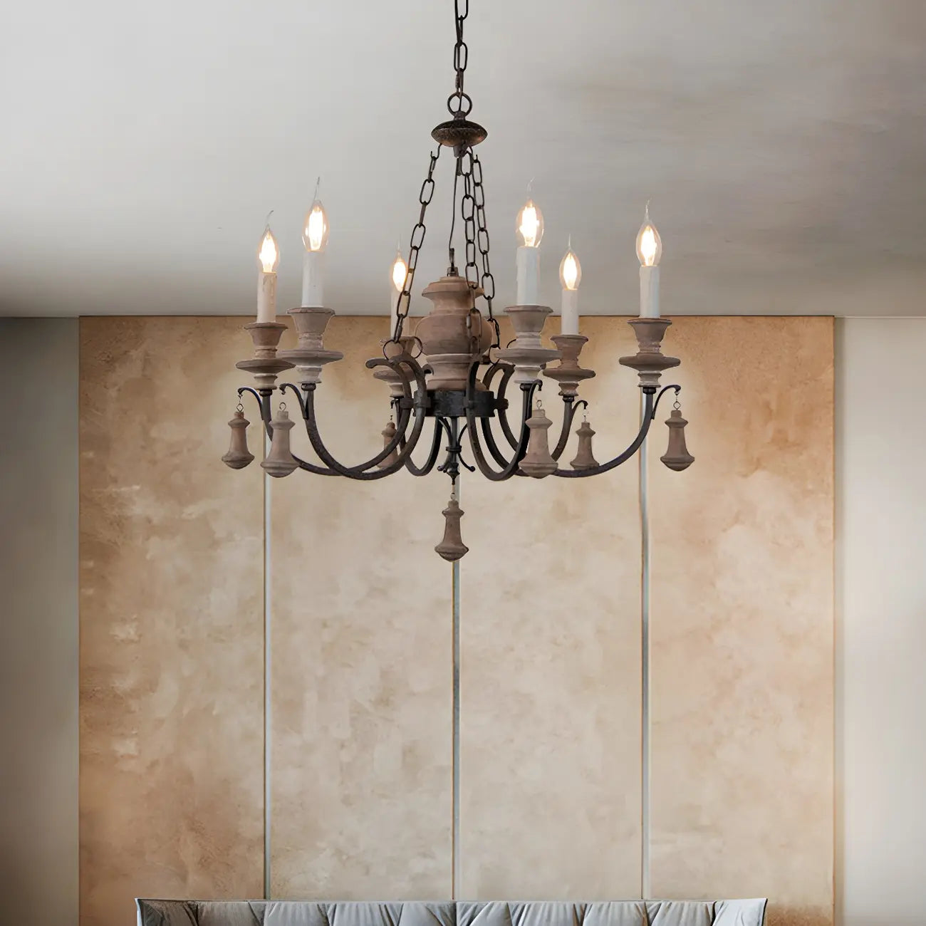 Lustre rustique de style campagnard en bois brun à 6 lumières, de type candélabre.