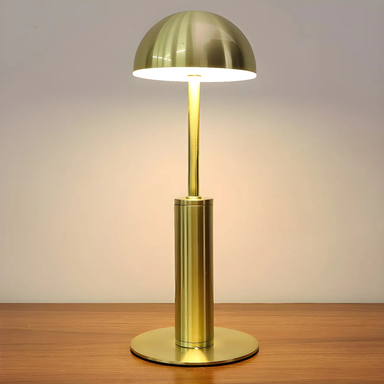 Lampe de table sans fil élégante avec abat-jour LED en métal doré