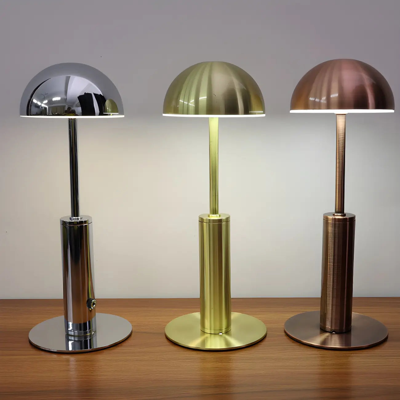 Lampe de table sans fil élégante avec abat-jour LED en métal doré