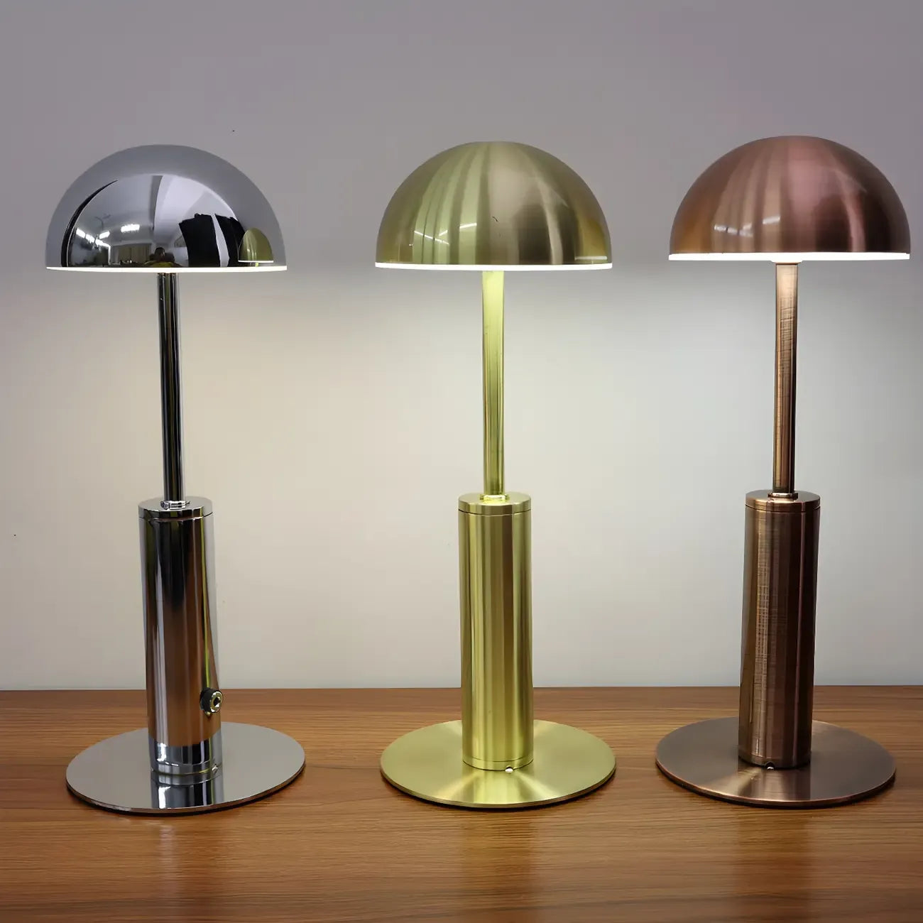Lampe de table sans fil élégante avec abat-jour LED en métal doré