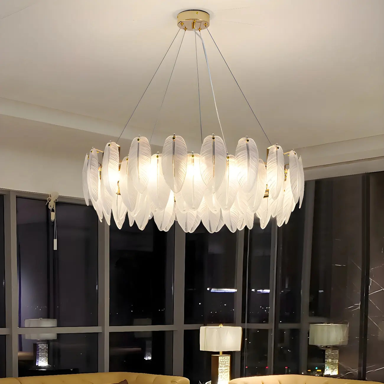 Lustre rond élégant en verre blanc et plumes