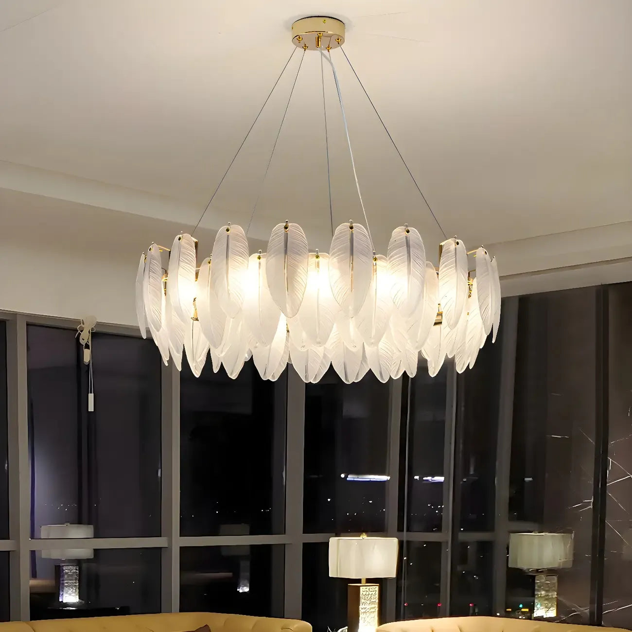 Lustre rond élégant en verre blanc et plumes