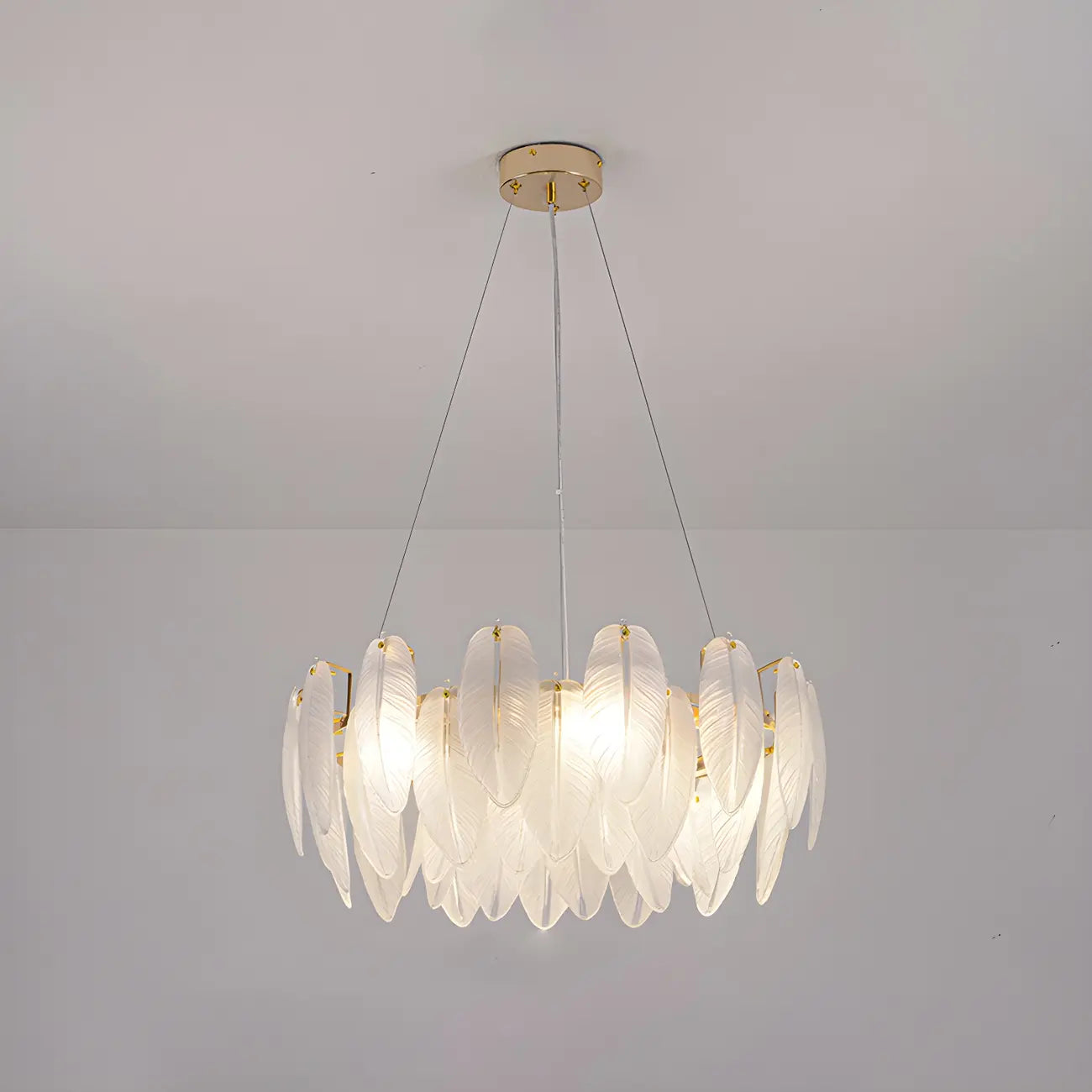 Lustre rond élégant en verre blanc et plumes