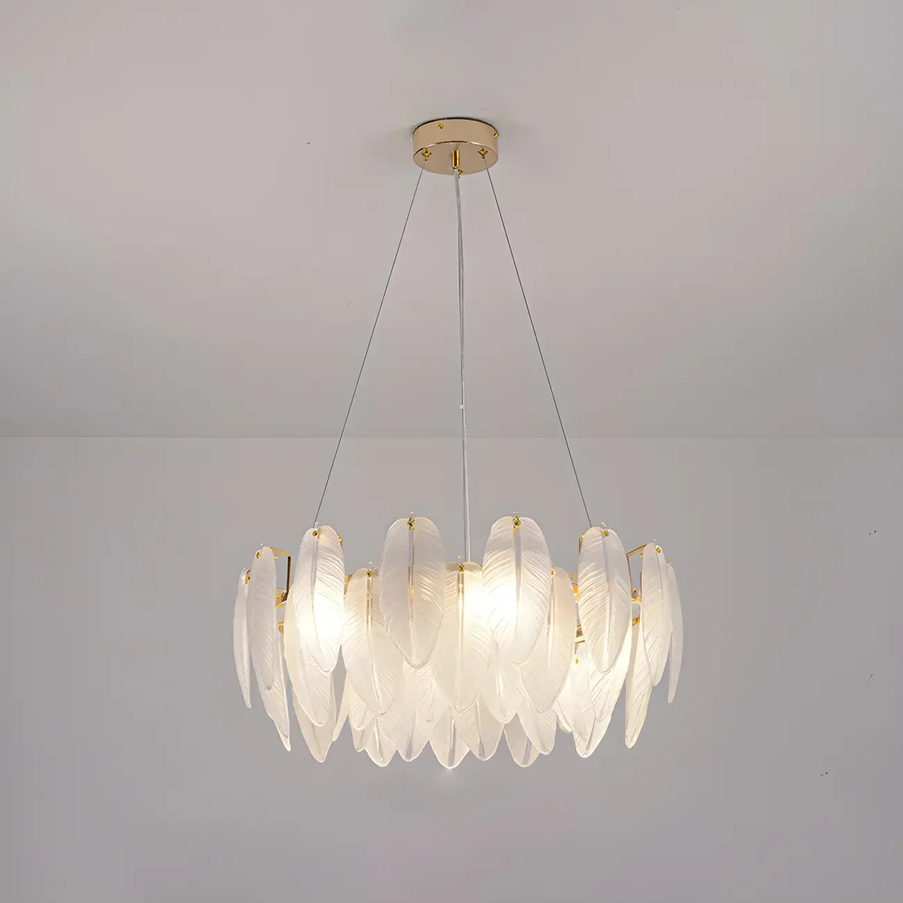 Lustre rond élégant en verre blanc et plumes