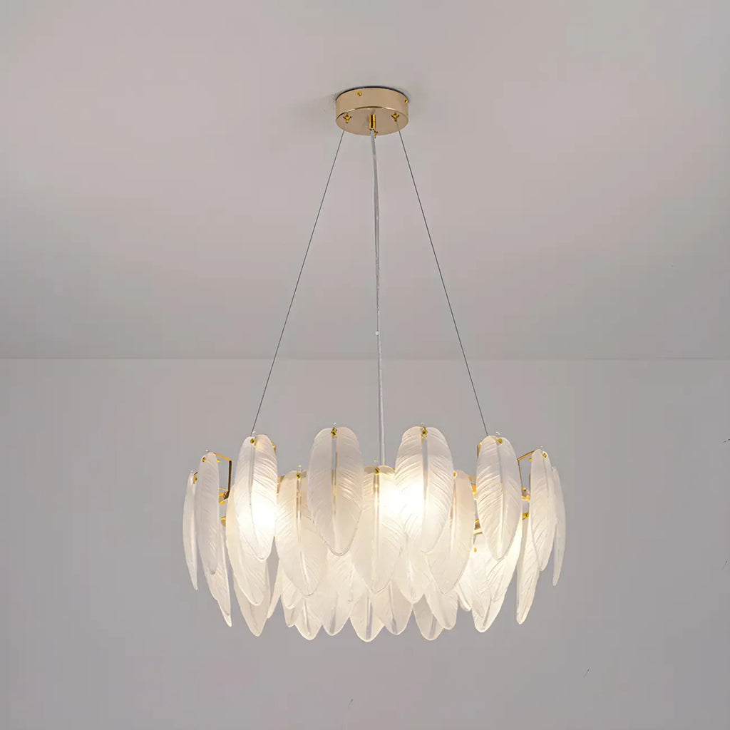 Lustre rond élégant en verre blanc et plumes