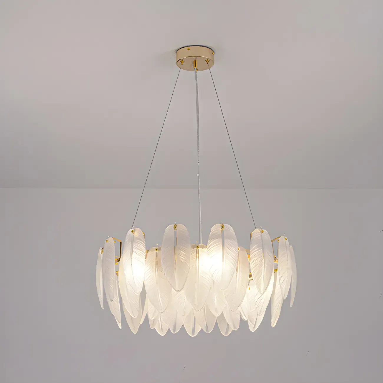 Lustre rond élégant en verre blanc et plumes
