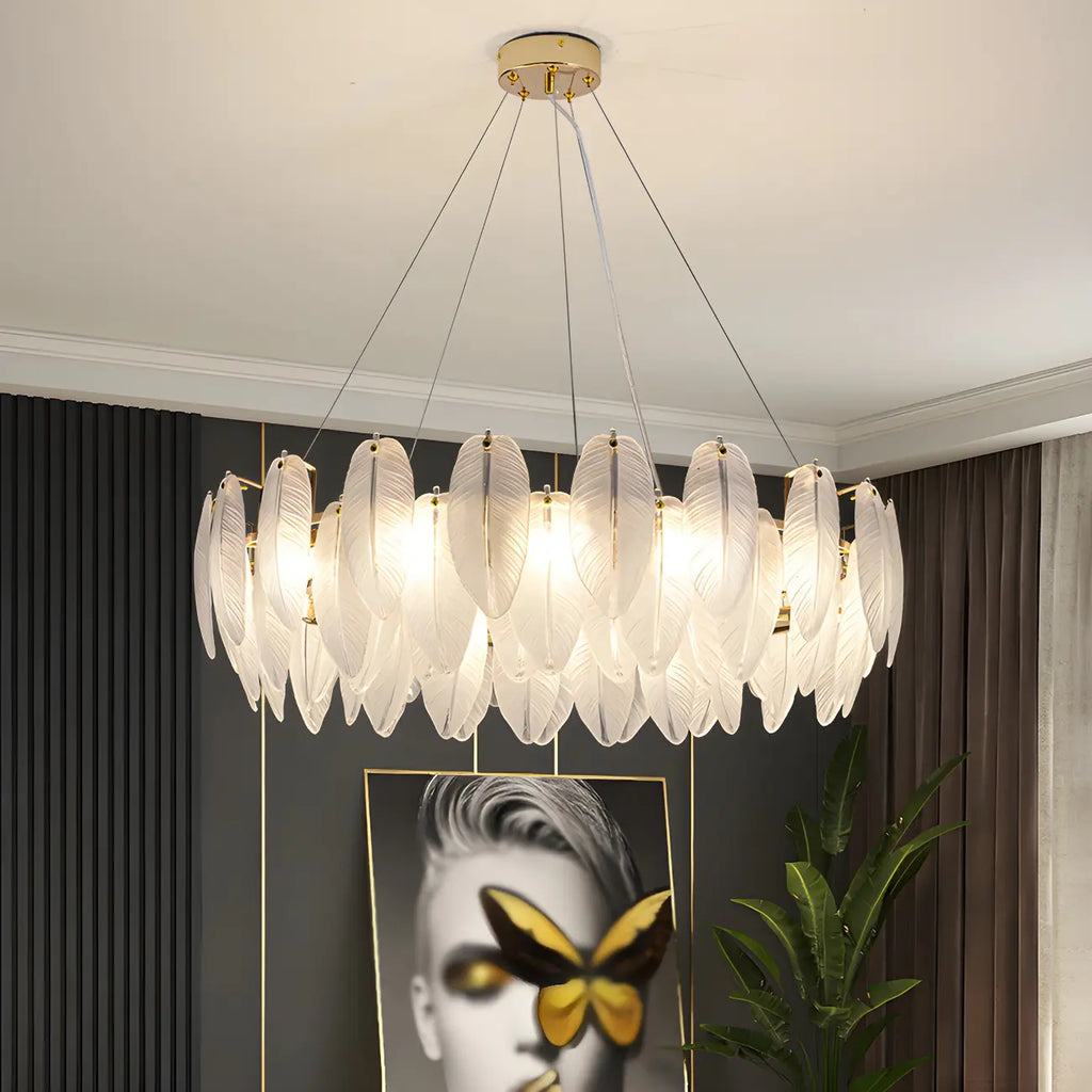 Lustre rond élégant en verre blanc et plumes