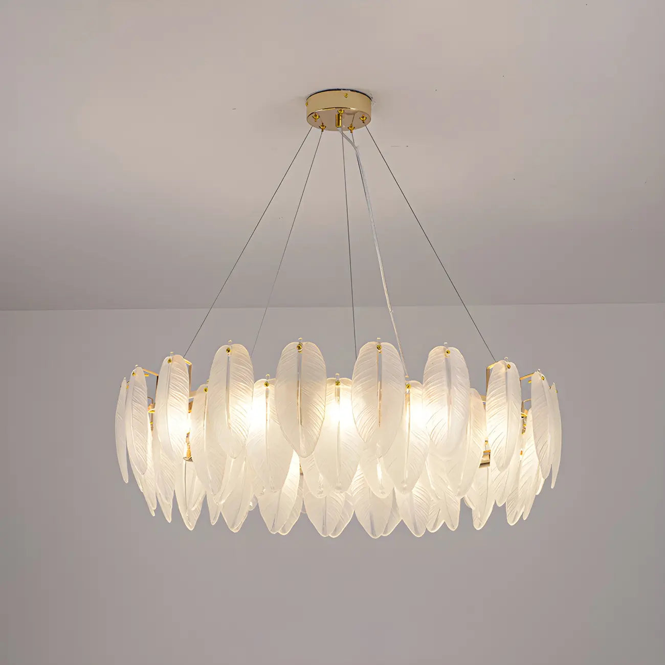 Lustre rond élégant en verre blanc et plumes