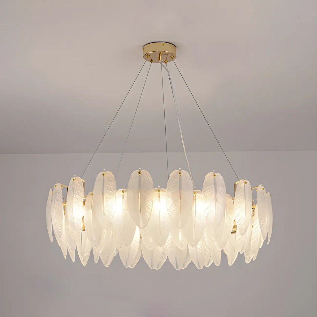 Lustre rond élégant en verre blanc et plumes