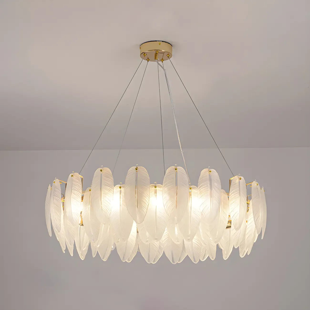 Lustre rond élégant en verre blanc et plumes