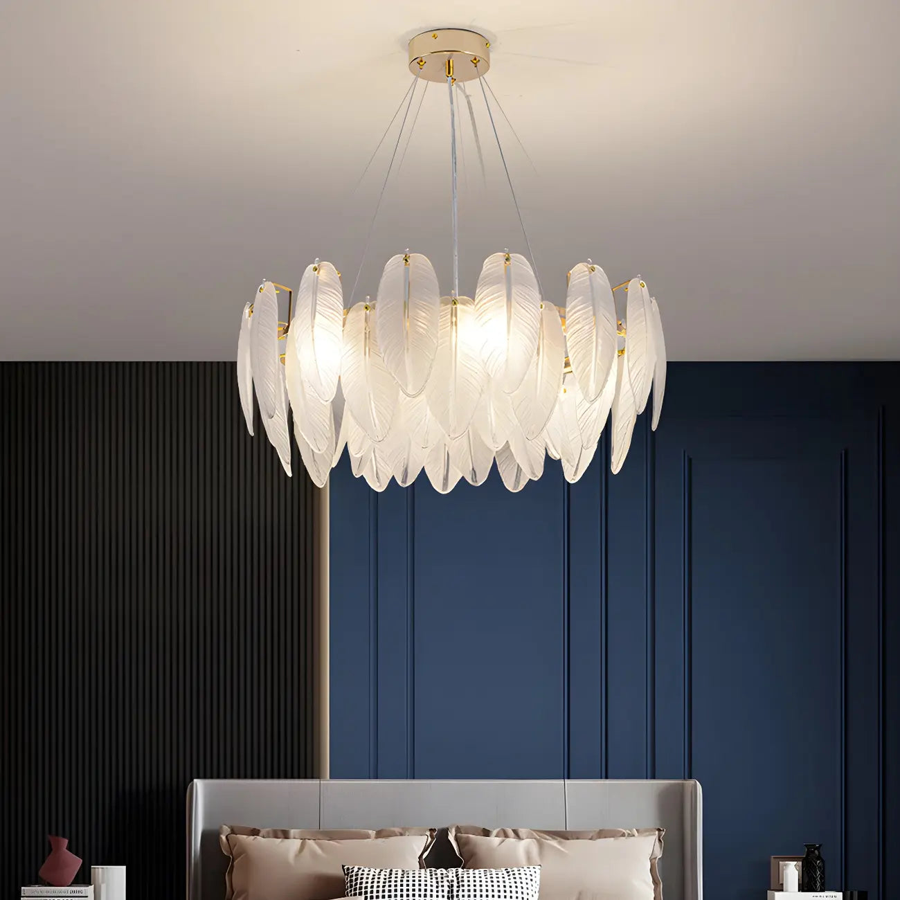Lustre rond élégant en verre blanc et plumes