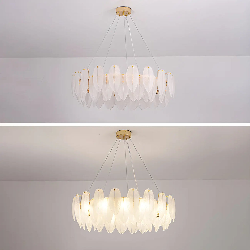 Lustre rond élégant en verre blanc et plumes