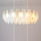 Lustre rond élégant en verre blanc et plumes