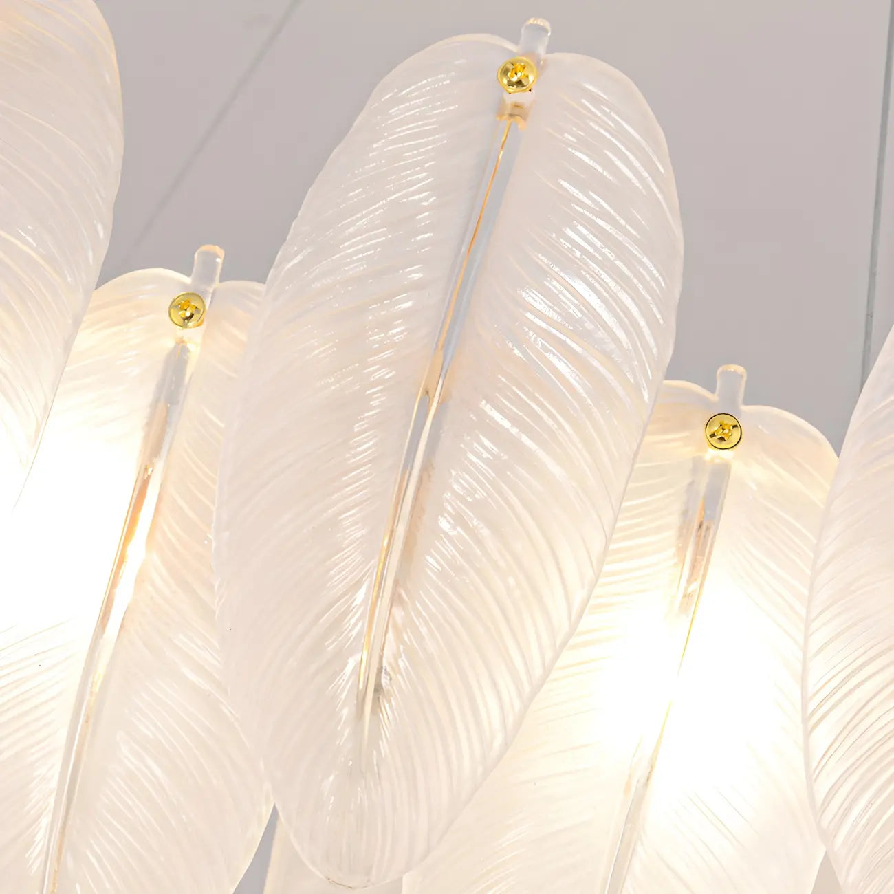 Lustre rond élégant en verre blanc et plumes