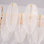 Lustre rond élégant en verre blanc et plumes
