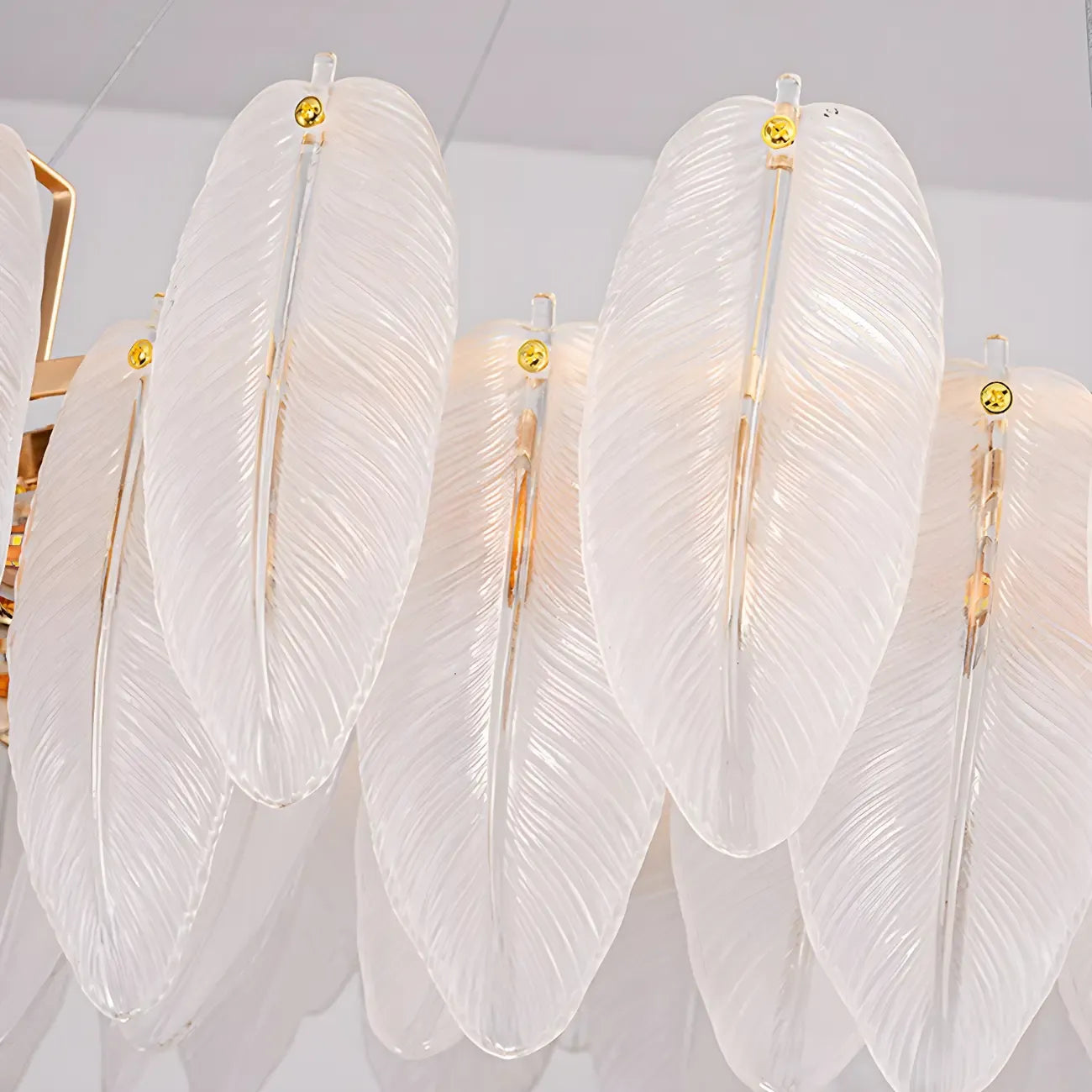 Lustre rond élégant en verre blanc et plumes
