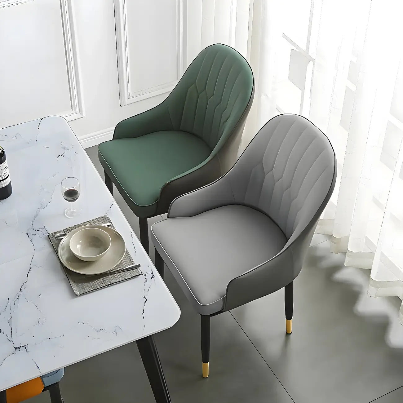 Chaise de salle à manger contemporaine en cuir avec accoudoirs et dossier incurvé