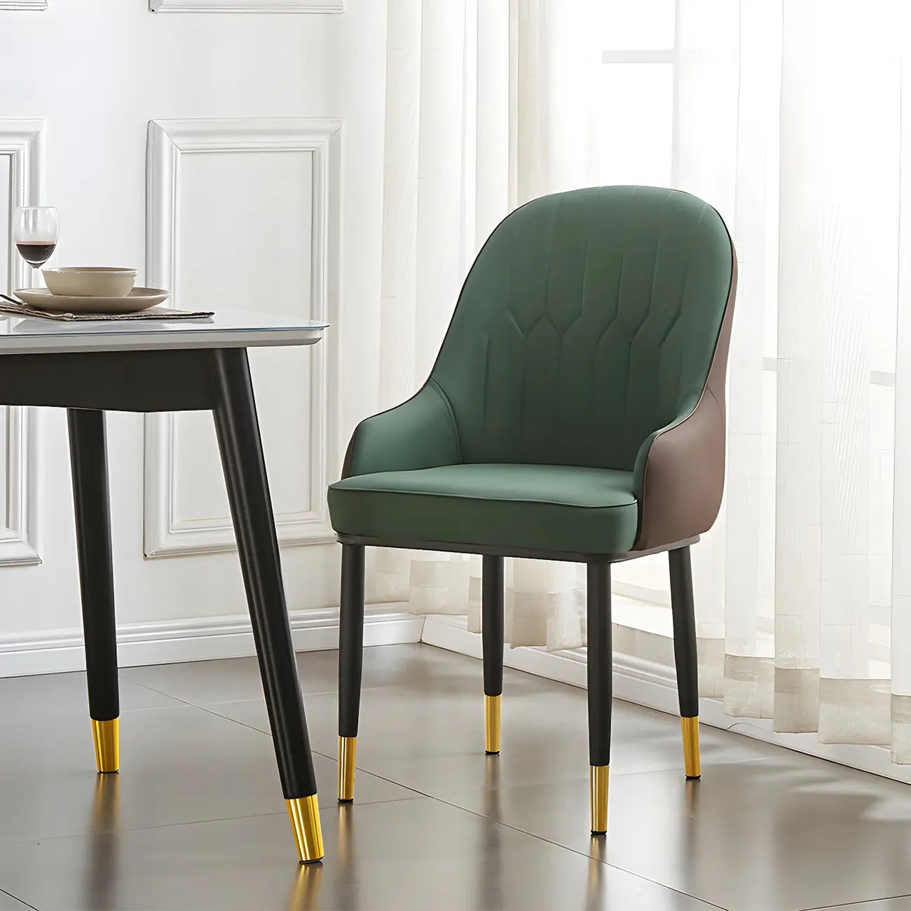 Chaise de salle à manger contemporaine en cuir avec accoudoirs et dossier incurvé