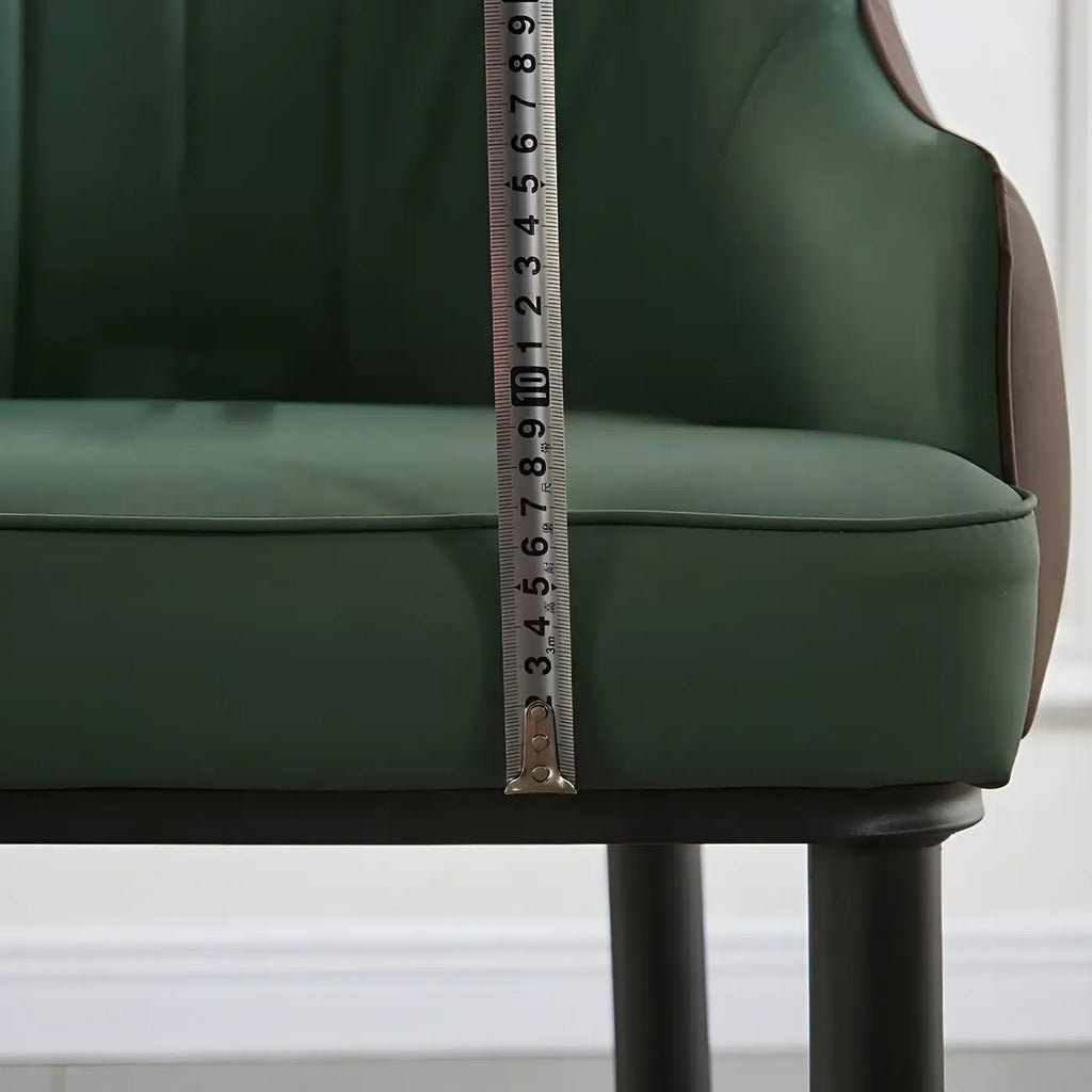 Chaise de salle à manger contemporaine en cuir avec accoudoirs et dossier incurvé