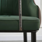 Chaise de salle à manger contemporaine en cuir avec accoudoirs et dossier incurvé