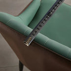 Chaise de salle à manger contemporaine en cuir avec accoudoirs et dossier incurvé
