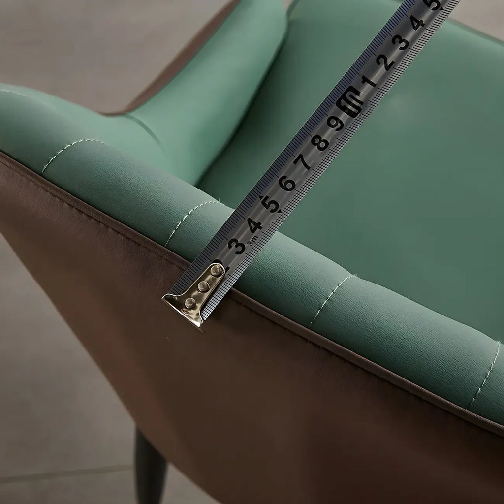 Chaise de salle à manger contemporaine en cuir avec accoudoirs et dossier incurvé