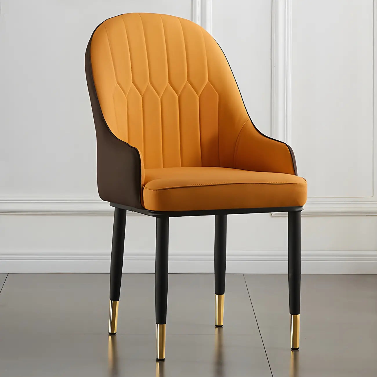 Chaise de salle à manger contemporaine en cuir avec accoudoirs et dossier incurvé