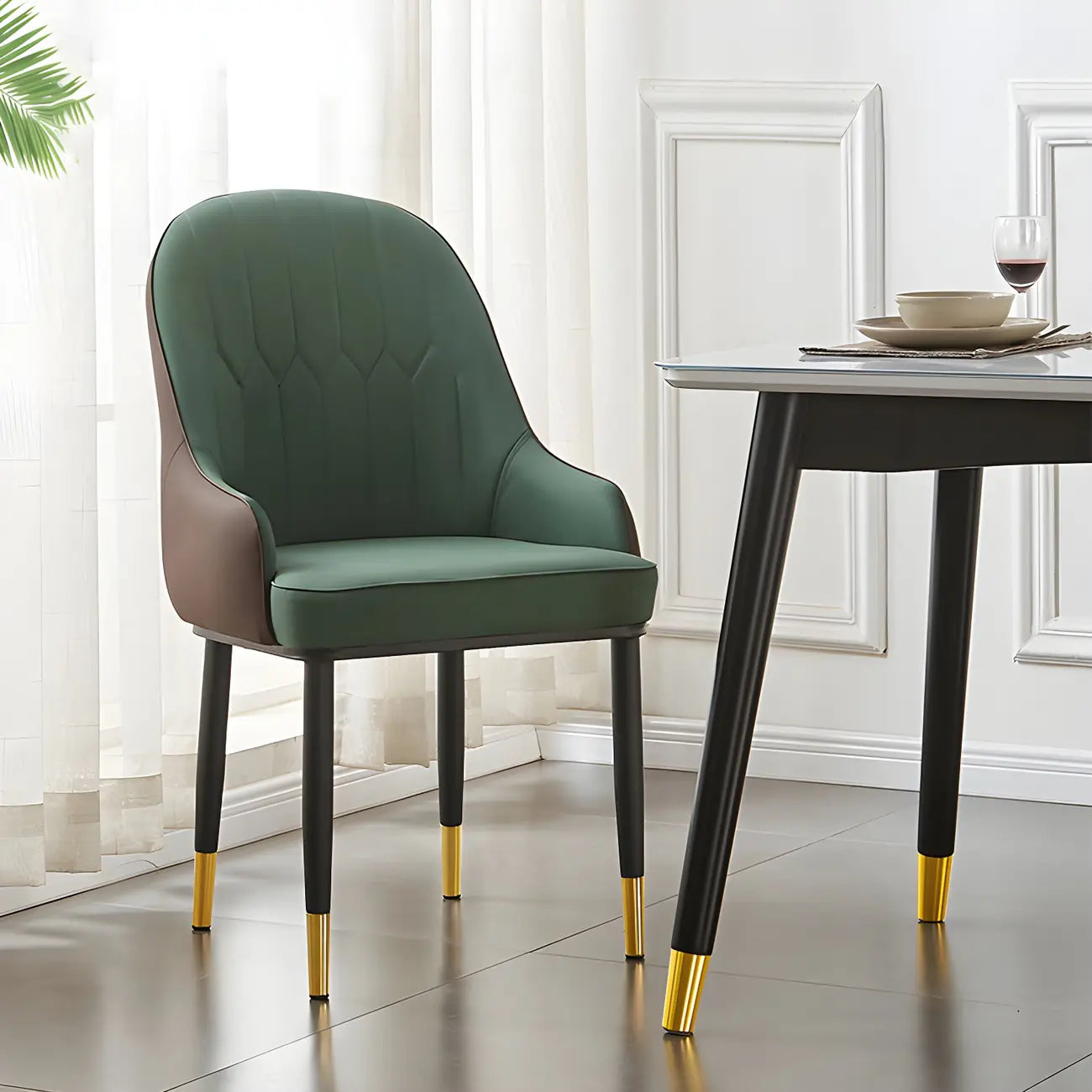 Chaise de salle à manger contemporaine en cuir avec accoudoirs et dossier incurvé
