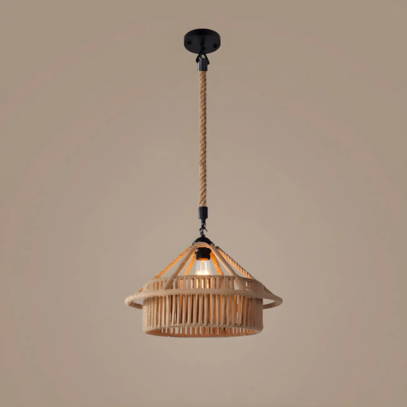 Suspension industrielle en rotin, métal noir et corde de chanvre