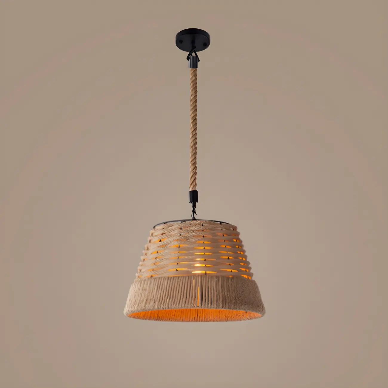 Suspension industrielle en rotin, métal noir et corde de chanvre