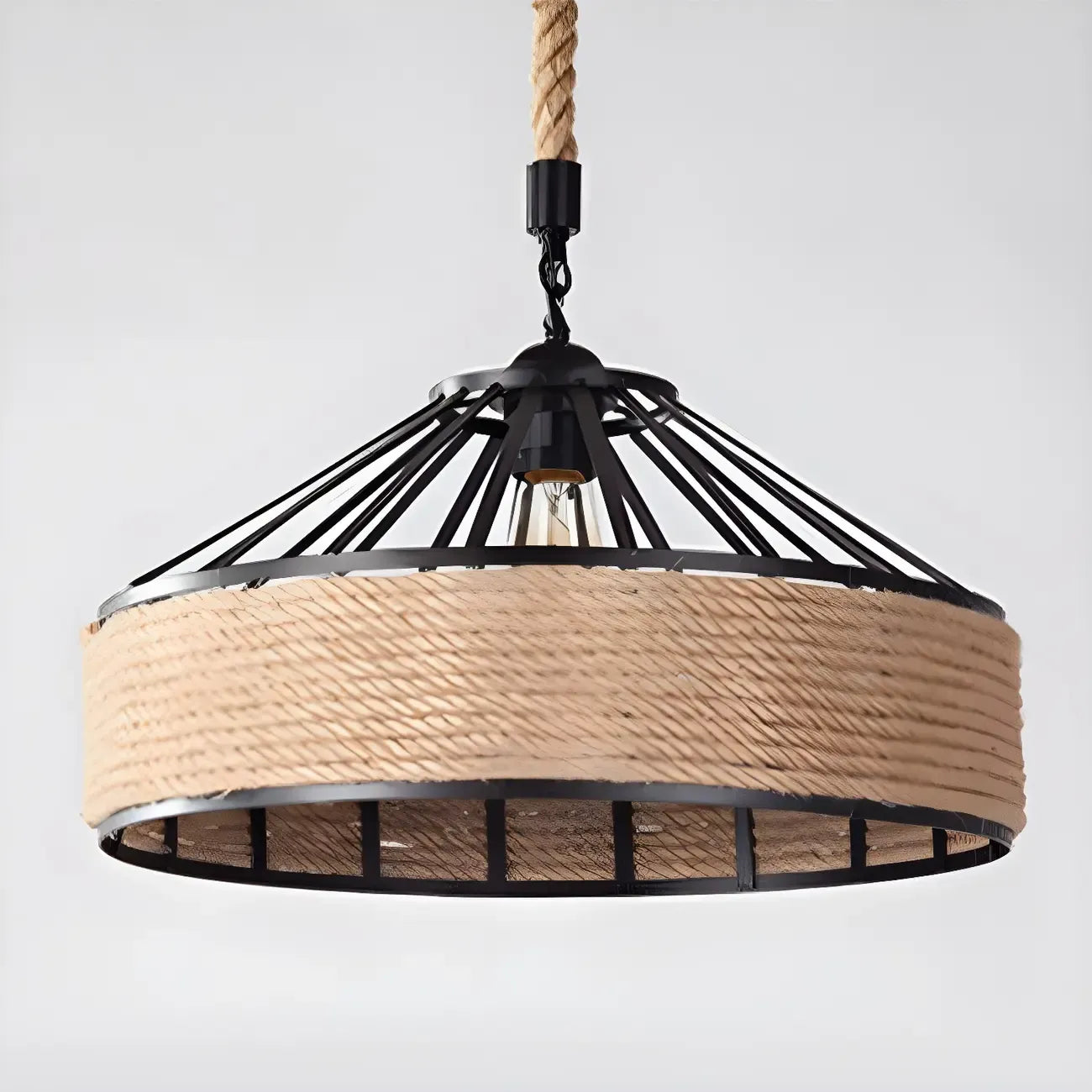 Suspension industrielle en rotin, métal noir et corde de chanvre