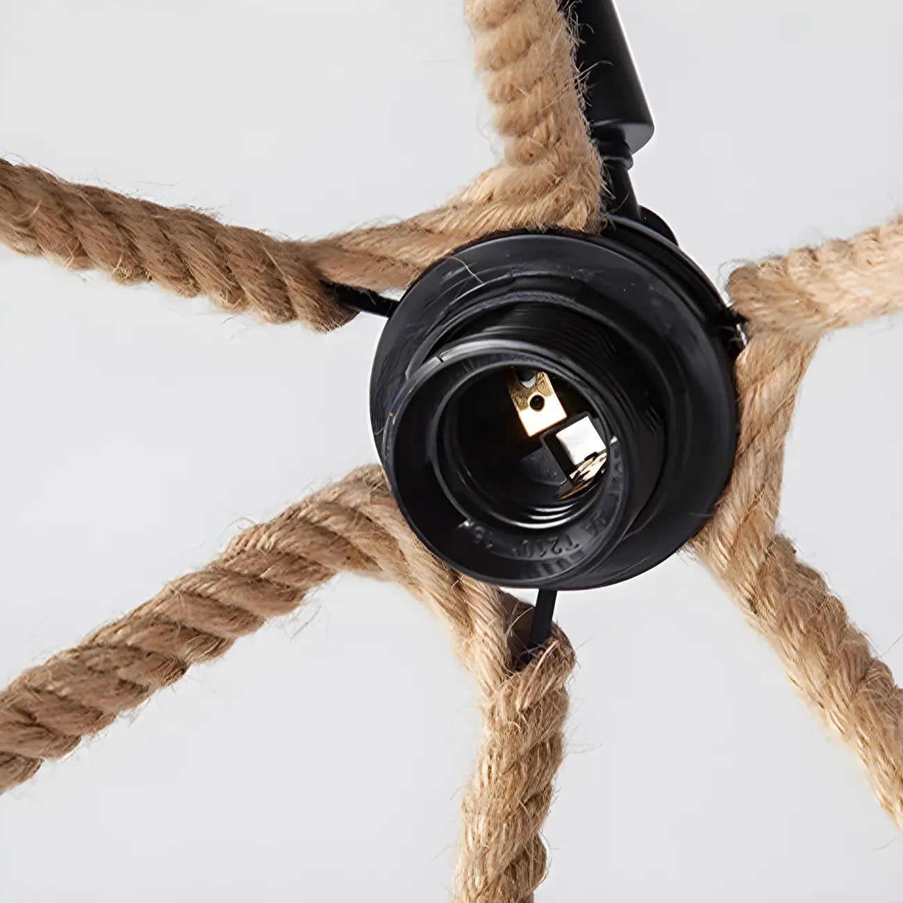 Suspension industrielle en rotin, métal noir et corde de chanvre