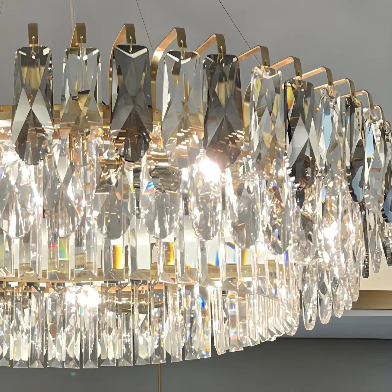 Lustre ovale moderne et élégant en cristal clair