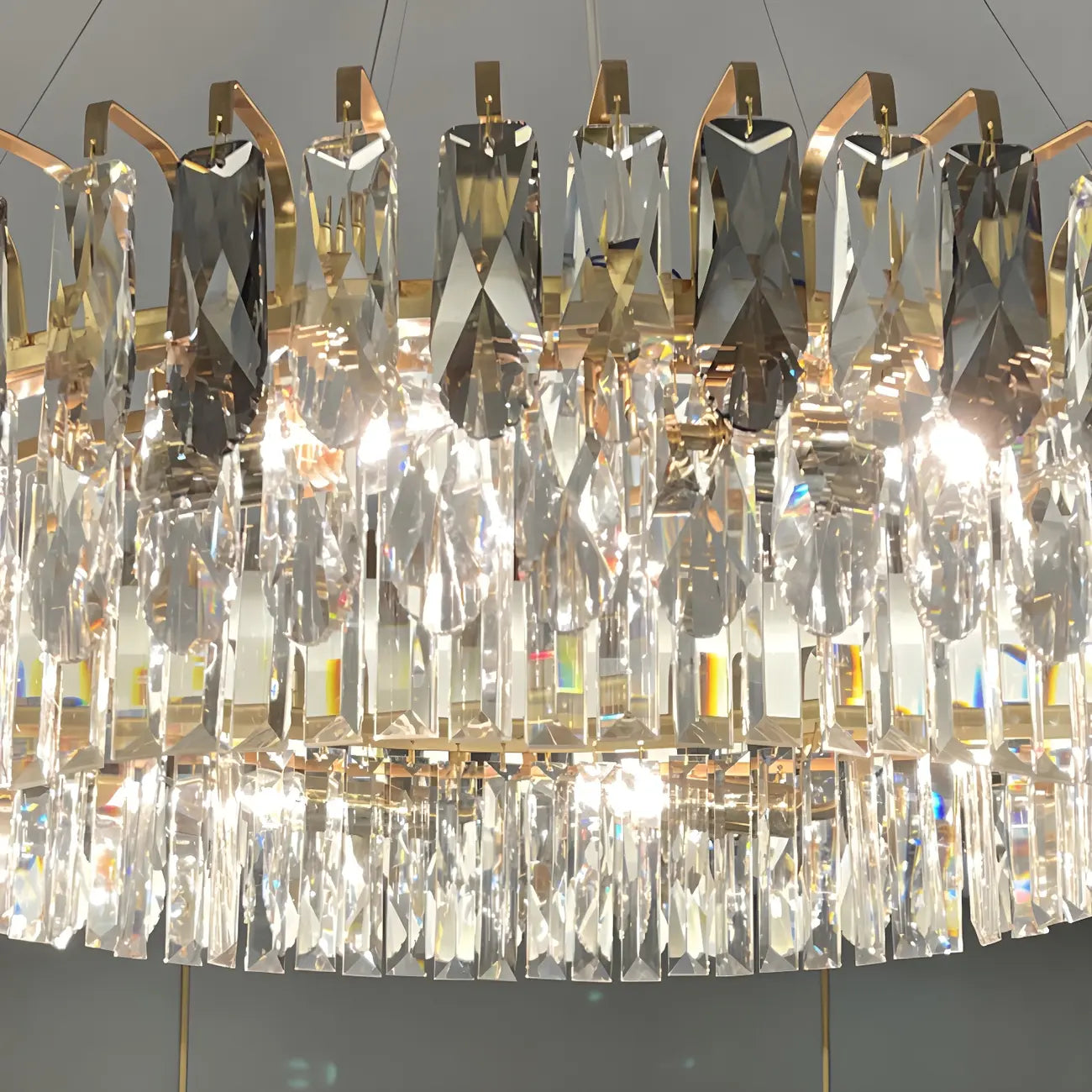 Lustre ovale moderne et élégant en cristal clair
