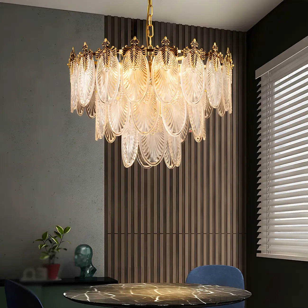Lustre élégant en laiton et verre côtelé à plusieurs niveaux