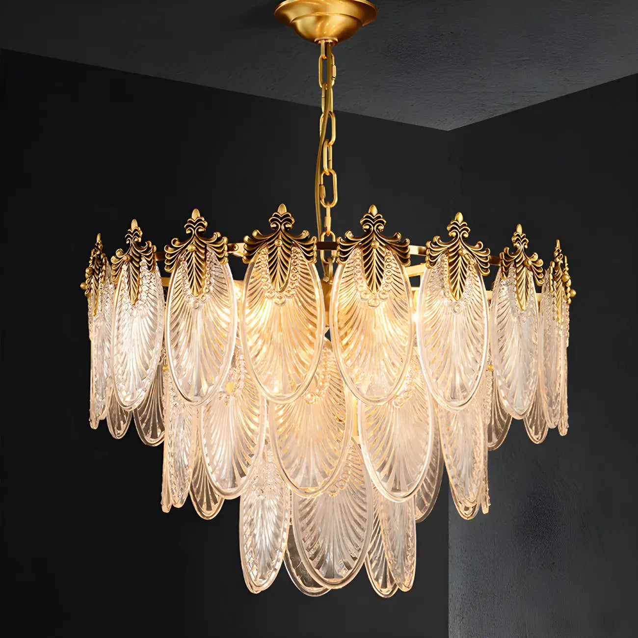Lustre élégant en laiton et verre côtelé à plusieurs niveaux